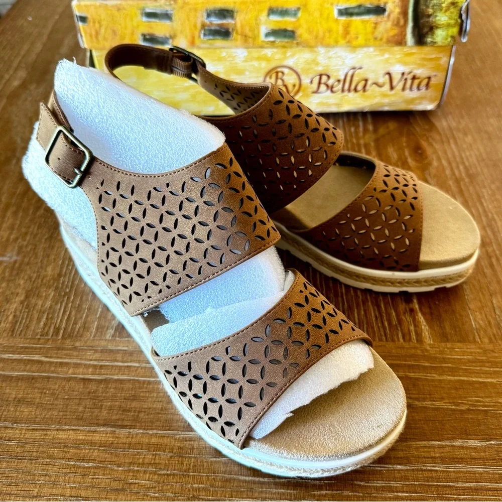 NWT NARROW tan Bella Vita Inaya wedge sandals 8N - Picture 2 of 14
